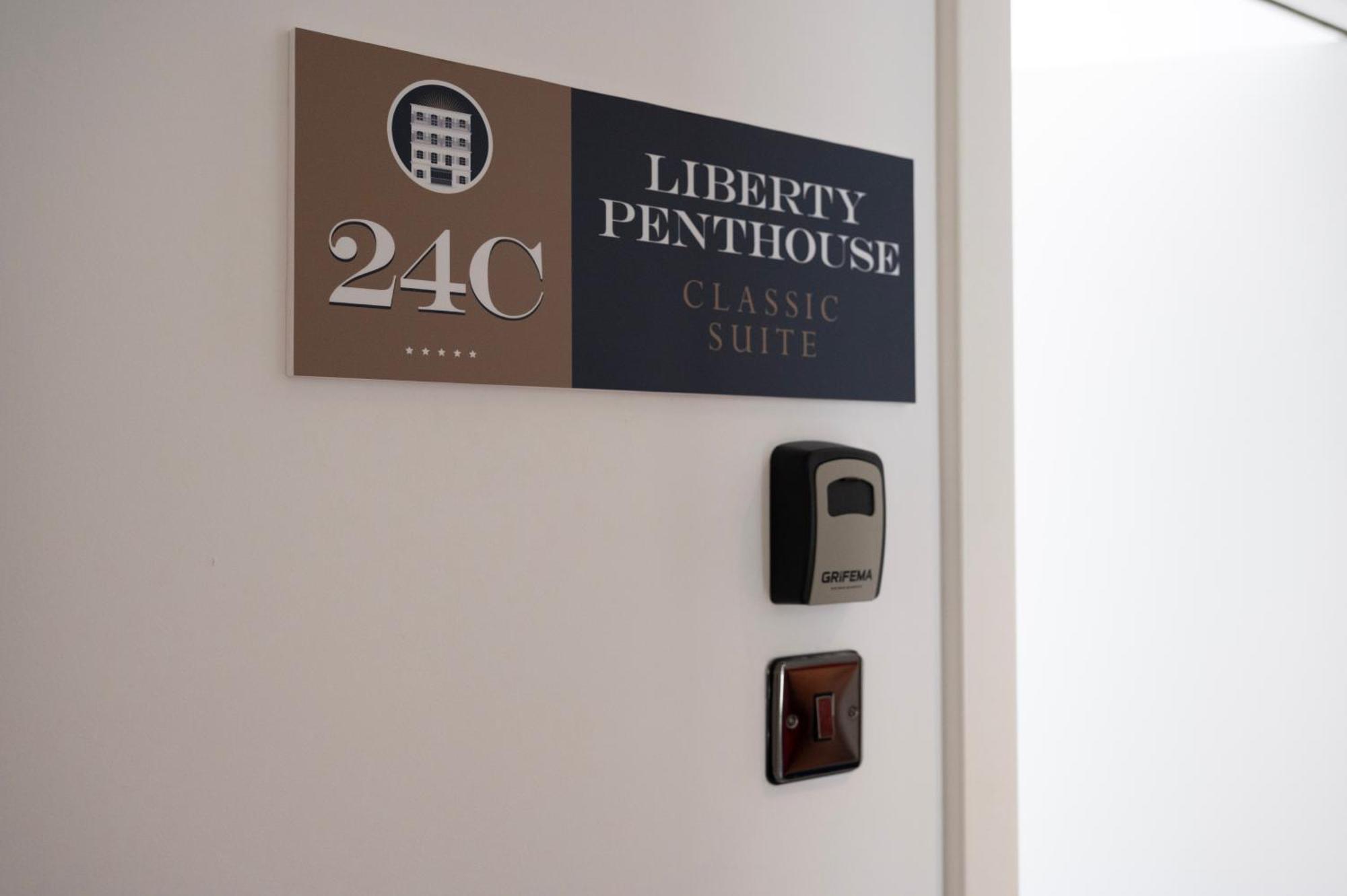 Central Penthouse Double Room Ensuite - Grand Central House 지브롤터 외부 사진
